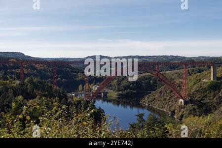 Saint-Mehl, Frankreich. Oktober 2024. Blick auf das Garabit-Viadukt, ein Werk von Gustave Eiffel in Saint-Mehl in Frankreich Stockfoto