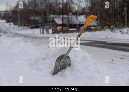 Starkschneefall stoppt das Leben in Alaska, Anchorage bedeckt in White Alaska, USA - 29. Oktober 2024 die Stadt Anchorage begrüßte den Winter mit dem ersten großen Schneefall der Saison. Der nächtliche Schneefall hat wichtige Straßen gesperrt, während Schneepflügen und Salzen in der ganzen Stadt voll ausgelastet sind. Die Schulen wechselten aufgrund des starken Schneefalls auf Fernunterricht, und die Gemeinde startete eine Online-Überwachungsplattform, um die Straßenverhältnisse im Auge zu behalten. Kinder und Haustiere spielen gerne im Schnee, während die Bewohner von Anchorage versuchen, die Herausforderungen zu meistern, die es mit sich bringt. Die Stadt Stockfoto