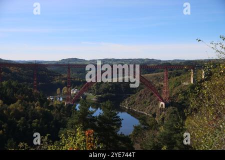 Saint-Mehl, Frankreich. Oktober 2024. Blick auf das Garabit-Viadukt, ein Werk von Gustave Eiffel in Saint-Mehl in Frankreich Stockfoto