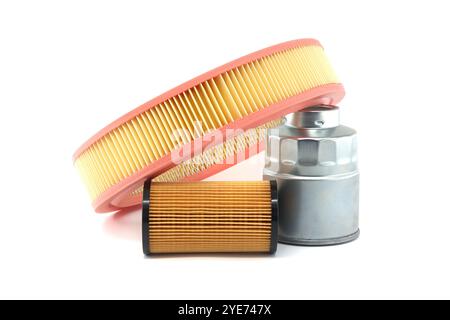 Filtersortiment für Pkw-Motoren mit einer Vielzahl von Filtern, einschließlich Luftfilter, Ölfilter und Kraftstofffilter, isoliert auf weißem Hintergrund für Autom Stockfoto