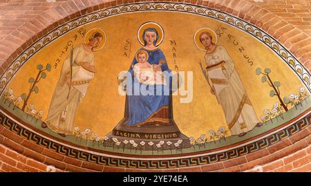 PAVIA, ITALIEN - 9. SEPTEMBER 2024: Das Fresko der Madonna mit der Heiligen Agatha und Agnes in der Kirche Chiesa di San Tedoro von unbekanntem Künstler Stockfoto