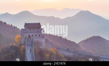 Peking, China. Oktober 2024. Ein Drohnenfoto vom 29. Oktober 2024 zeigt eine Morgenansicht des Badaling-Abschnitts der Chinesischen Mauer in Peking, der Hauptstadt Chinas. Quelle: Chen Yehua/Xinhua/Alamy Live News Stockfoto