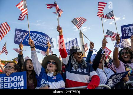 Washington, Vereinigte Staaten Von Amerika. Oktober 2024. Die ersten Teilnehmer warten darauf, dass die US-Vizepräsidentin Kamala Harris, die 2024 für die Wahl des US-Präsidenten nominierte Demokratische Partei, am Dienstag, den 29. Oktober 2024, ihren Schlussantrag vor den Wählern der Ellipse in Washington, DC vorbringt. Die Vizepräsidentin machte ihre Ausführungen eine Woche vor dem Wahltag. Kredit: Daniel Heuer/CNP/SIPA USA Kredit: SIPA USA/Alamy Live News Stockfoto