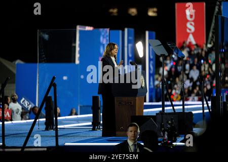 Washington, Vereinigte Staaten. Oktober 2024. Die US-Vizepräsidentin Kamala Harris, die 2024 für die Präsidentschaftskandidatin der Demokratischen Partei nominierte Präsidentschaftskandidatin der USA, bringt am Dienstag, den 29. Oktober 2024, ihre Schlussrede vor den Wählern der Ellipse in Washington, DC, vor. Die Vizepräsidentin machte ihre Ausführungen eine Woche vor dem Wahltag. Quelle: Daniel Heuer/CNP/dpa/Alamy Live News Stockfoto