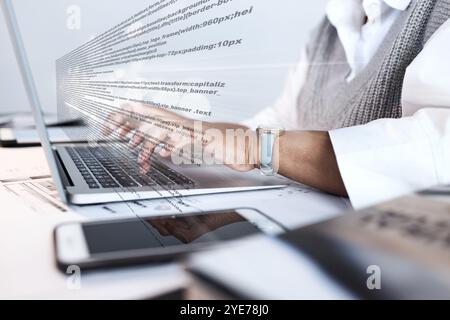 Hände, Text und Frau mit Laptop, Tippen und Internet mit Texten, Veröffentlichen oder Bearbeiten. Nahaufnahme, Schriftsteller oder Journalist mit Computer, Zeitschrift Stockfoto