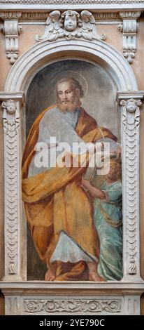 PAVIA, ITALIEN - 9. SEPTEMBER 2024: Das Fresko des heiligen Matthäus des Evangelisten in der Kirche Chiesa di San Luca von Giovanni Francesco Romani aus dem 16. Cent Stockfoto