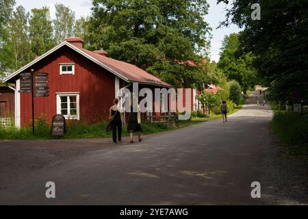 Raasepori, Finnland. 13. Juli 2024 - Besucher erkunden die Straßen von Fiskars Village Stockfoto