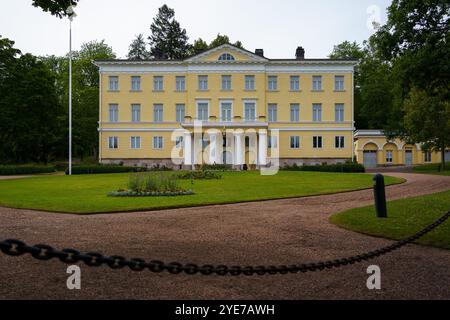 Raasepori, Finnland. 13. Juli 2024: Fiskars Manor House, das Hauptgebäude der Fiskars Ironworks in Raasepori, Finnland Stockfoto