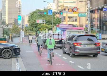Oktober 2024. Jongno District, Seoul, Morgenstraße zu Fuß von Südkorea in die Innenstadt von ​​Myeong-dong. Stockfoto