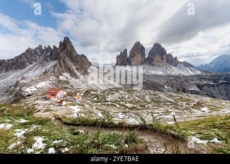 18. September 2024, Italien, Auronzo Di Cadore: Blick auf ein Panorama mit der Schutzhütte Rifugio Antonio Locatelli - S. Innerkofler (Dreizinnenhütte, drei Zinnen Hütte), den drei Zinnen Hütte, Paternkofel und zahlreichen Wanderwegen auf 18.09.2024 in den Sexten Dolomiten im Naturpark drei Zinnen bei Auronzo di Cadore (Provinz Belluno, Italien). Die drei Zinnen (italienisch: Drei Zinnen von Lavaredo) sind ein markantes Bergmassiv in den Sexten Dolomiten an der Grenze zwischen den italienischen Provinzen Belluno im Süden und Südtirol im Norden und ein Wahrzeichen der Region. Die Dolomiten sind das hohe V Stockfoto