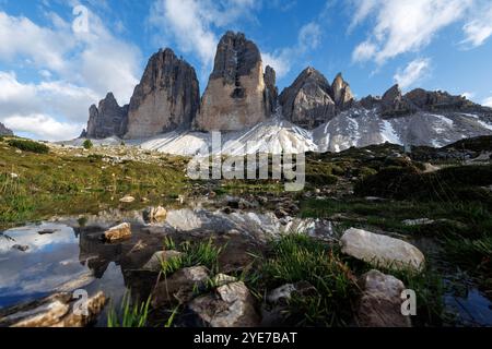 18. September 2024, Italien, Auronzo Di Cadore: Die Nordwände der drei Zinnen spiegeln sich am 18. September 2024 im Wasser der Sexten Dolomiten im Naturpark drei Zinnen bei Auronzo di Cadore (Provinz Belluno, Italien). Die drei Zinnen (italienisch: Drei Zinnen di Lavaredo) sind ein markantes Bergmassiv in der Berglandschaft an der Grenze zwischen den italienischen Provinzen Belluno im Süden und Südtirol im Norden. Die Dolomiten sind das Hochtal der Dolomiten und UNESCO-Weltkulturerbe. Der höchste Punkt der Gipfelgruppe ist der Cima G Stockfoto