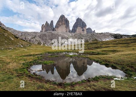 18. September 2024, Italien, Auronzo Di Cadore: Die Nordwände der drei Zinnen spiegeln sich im Wasser der Sextner Dolomiten im Naturpark drei Zinnen bei Auronzo di Cadore (Provinz Belluno, Italien) am 18. September 2024. Die drei Zinnen (italienisch Tre Cime di Lavaredo) sind ein markantes Bergmassiv in der Berglandschaft an der Grenze zwischen den italienischen Provinzen Belluno im Süden und Südtirol im Norden und ein Symbol der Region. Die Dolomiten sind das Hochtal der Dolomiten und UNESCO-Weltkulturerbe. Der höchste Punkt der Gruppe von Gipfeln ist Stockfoto