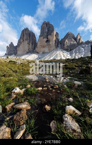 18. September 2024, Italien, Auronzo Di Cadore: Die Nordwände der drei Zinnen sind am 18. September 2024 in den Sexten-Dolomiten im Naturpark drei Zinnen bei Auronzo di Cadore (Provinz Belluno, Italien) zu sehen, während im Vordergrund ein Wanderweg verläuft. Die drei Zinnen (italienisch Tre Cime di Lavaredo) sind ein markantes Bergmassiv in der Berglandschaft an der Grenze zwischen den italienischen Provinzen Belluno im Süden und Südtirol im Norden und ein Symbol der Region. Die Dolomiten sind das Hochtal der Dolomiten und UNESCO-Weltkulturerbe. Die höchste Stockfoto