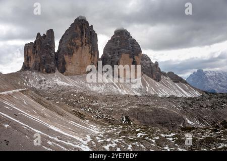 18. September 2024, Italien, Auronzo Di Cadore: Die Nordwände der drei Zinnen sind am 18. September 2024 in den Sexten-Dolomiten im Naturpark drei Zinnen bei Auronzo di Cadore (Provinz Belluno, Italien) zu sehen. Die drei Zinnen (italienisch Tre Cime di Lavaredo) sind ein markantes Bergmassiv in der Berglandschaft an der Grenze zwischen den italienischen Provinzen Belluno im Süden und Südtirol im Norden und ein Symbol der Region. Die Dolomiten sind das Hochtal der Dolomiten und UNESCO-Weltkulturerbe. Der höchste Punkt der Gruppe von Gipfeln ist der Cima Gran Stockfoto