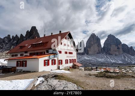 18. September 2024, Italien, Auronzo Di Cadore: Schutzhütte Rifugio Antonio Locatelli - S. Innerkofler (Dreizinnenhütte, drei Zinnen Hütte) vor den drei Zinnen Hütte am 18.09.2024 in den Sextner Dolomiten im Naturpark drei Zinnen bei Auronzo di Cadore (Provinz Belluno, Italien). Die drei Zinnen (italienisch: Drei Zinnen von Lavaredo) sind ein markantes Bergmassiv in den Sexten Dolomiten an der Grenze zwischen den italienischen Provinzen Belluno im Süden und Südtirol im Norden und ein Wahrzeichen der Region. Die Dolomitenregion ist das Hochtal der Dolomiten und UNESCO-Weltkulturerbe Si Stockfoto