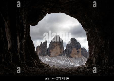 18. September 2024, Italien, Auronzo Di Cadore: Blick von einer Höhle auf die Nordwand der drei Zinnen am 18. September 09/2024 in den Sexten-Dolomiten im Naturpark drei Zinnen in der Nähe von Auronzo di Cadore (Provinz Belluno, Italien). Die Höhlen sind ein beliebter Aussichtspunkt für Panoramaaufnahmen. Die drei Zinnen (italienisch: Drei Zinnen von Lavaredo) sind ein markantes Bergmassiv an der Grenze zwischen den italienischen Provinzen Belluno im Süden und Südtirol im Norden und ein Symbol der Region. Die Dolomiten sind das Hochtal der Dolomiten und UNESCO-Weltkulturerbe. Der höchste Punkt des Stockfoto