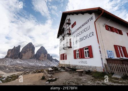 18. September 2024, Italien, Auronzo Di Cadore: Schutzhütte Rifugio Antonio Locatelli - S. Innerkofler (Dreizinnenhütte, drei Zinnen Hütte) vor den drei Zinnen Hütte am 18.09.2024 in den Sextner Dolomiten im Naturpark drei Zinnen bei Auronzo di Cadore (Provinz Belluno, Italien). Die drei Zinnen (italienisch: Drei Zinnen von Lavaredo) sind ein markantes Bergmassiv in den Sexten Dolomiten an der Grenze zwischen den italienischen Provinzen Belluno im Süden und Südtirol im Norden und ein Wahrzeichen der Region. Die Dolomitenregion ist das Hochtal der Dolomiten und UNESCO-Weltkulturerbe Si Stockfoto