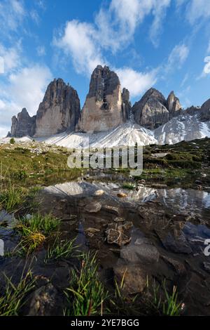 18. September 2024, Italien, Auronzo Di Cadore: Die Nordwände der drei Zinnen spiegeln sich am 18. September 2024 im Wasser der Sexten Dolomiten im Naturpark drei Zinnen bei Auronzo di Cadore (Provinz Belluno, Italien). Die drei Zinnen (italienisch: Drei Zinnen di Lavaredo) sind ein markantes Bergmassiv in der Berglandschaft an der Grenze zwischen den italienischen Provinzen Belluno im Süden und Südtirol im Norden. Die Dolomiten sind das Hochtal der Dolomiten und UNESCO-Weltkulturerbe. Der höchste Punkt der Gruppe von Gipfeln ist das hohe C Stockfoto