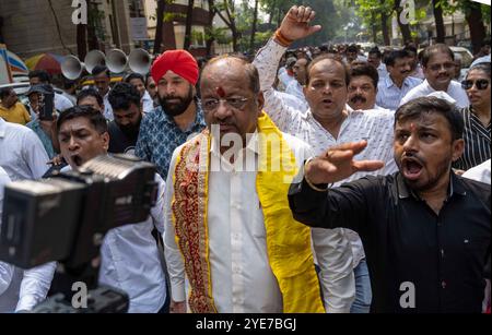 Mumbai, Indien. Oktober 2024. MUMBAI, INDIEN - 29. OKTOBER: Der unabhängige Kandidat aus Borivali West Gopal Shetty ist auf dem Weg, seine Nominierungspapiere am 29. Oktober 2024 in Mumbai, Indien, einzureichen. (Foto: Satish Bate/Hindustan Times/SIPA USA) Credit: SIPA USA/Alamy Live News Stockfoto