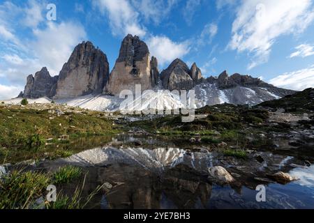 18. September 2024, Italien, Auronzo Di Cadore: Die Nordwände der drei Zinnen spiegeln sich am 18. September 2024 im Wasser der Sexten Dolomiten im Naturpark drei Zinnen bei Auronzo di Cadore (Provinz Belluno, Italien). Die drei Zinnen (italienisch: Drei Zinnen di Lavaredo) sind ein markantes Bergmassiv in der Berglandschaft an der Grenze zwischen den italienischen Provinzen Belluno im Süden und Südtirol im Norden. Die Dolomiten sind das Hochtal der Dolomiten und UNESCO-Weltkulturerbe. Der höchste Punkt der Gruppe von Gipfeln ist das hohe C Stockfoto