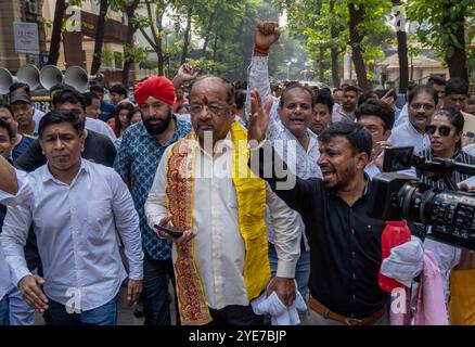 Mumbai, Indien. Oktober 2024. MUMBAI, INDIEN - 29. OKTOBER: Der unabhängige Kandidat aus Borivali West Gopal Shetty ist auf dem Weg, seine Nominierungspapiere am 29. Oktober 2024 in Mumbai, Indien, einzureichen. (Foto: Satish Bate/Hindustan Times/SIPA USA) Credit: SIPA USA/Alamy Live News Stockfoto