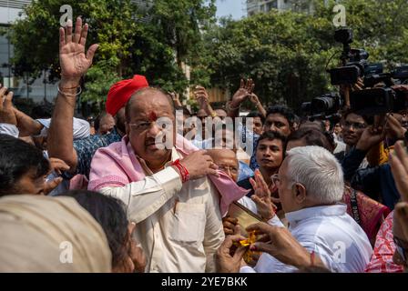 Mumbai, Indien. Oktober 2024. MUMBAI, INDIEN - 29. OKTOBER: Der unabhängige Kandidat aus Borivali West Gopal Shetty ist auf dem Weg, seine Nominierungspapiere am 29. Oktober 2024 in Mumbai, Indien, einzureichen. (Foto: Satish Bate/Hindustan Times/SIPA USA) Credit: SIPA USA/Alamy Live News Stockfoto