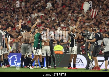 Atletico Mineiros Spieler feiern, nachdem sie River Plate eliminiert und sich für das Finale des Turniers qualifiziert haben, während des Halbfinales der CONMEBOL Copa Libertadores im zweiten Legs zwischen dem argentinischen River Plate und dem brasilianischen Atletico Mineiro im El Monumental Stadion in Buenos Aires am 29. Oktober 2024. Atletico Mineiro wird das Finale des Turniers am 30. November in Buenos Aires ausspielen. Stockfoto