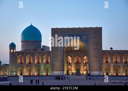 SAMARKAND, USBEKISTAN - 17. SEPTEMBER 2024: Der Registan-Platz in Samarkand, Usbekistan, beleuchtet unter dem Abendhimmel. Stockfoto