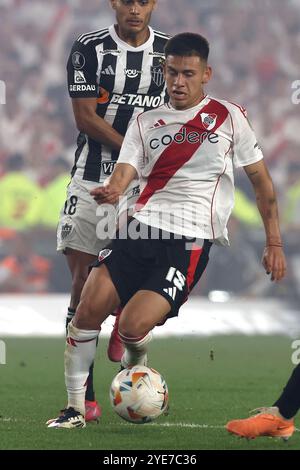 Der argentinische River Plate Mittelfeldspieler Claudio Echeverri (Front) wetteifertet am 29. Oktober 2024 im Halbfinale des CONMEBOL Copa Libertadores im El Monumental Stadion in Buenos Aires um den Ball. Stockfoto