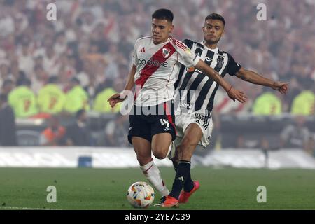 Der argentinische River Plate Mittelfeldspieler Claudio Echeverri (L) wetteifertet am 29. Oktober 2024 im Halbfinale des CONMEBOL Copa Libertadores im El Monumental Stadion in Buenos Aires um den Ball. Stockfoto