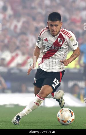 Der argentinische Mittelfeldspieler Claudio Echeverri kontrolliert den Ball während des Halbfinales des CONMEBOL Copa Libertadores gegen den brasilianischen Atletico Mineiro im El Monumental Stadion in Buenos Aires am 29. Oktober 2024. Stockfoto