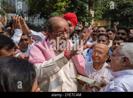 Mumbai, Indien. Oktober 2024. MUMBAI, INDIEN - 29. OKTOBER: Der unabhängige Kandidat aus Borivali West Gopal Shetty ist auf dem Weg, seine Nominierungspapiere am 29. Oktober 2024 in Mumbai, Indien, einzureichen. (Foto: Satish Bate/Hindustan Times/SIPA USA) Credit: SIPA USA/Alamy Live News Stockfoto