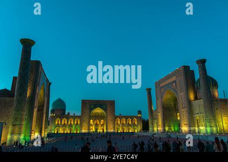 SAMARKAND, USBEKISTAN - 17. SEPTEMBER 2024: Der Registan-Platz in Samarkand, Usbekistan, beleuchtet unter dem Abendhimmel. Stockfoto