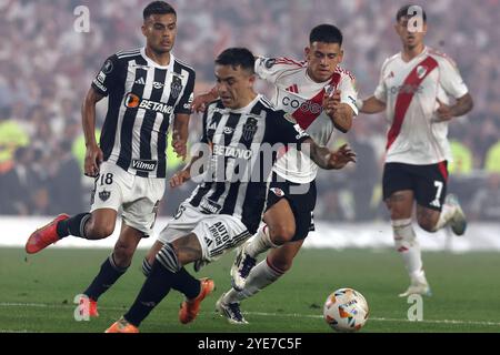 Der argentinische Mittelfeldspieler Claudio Echeverri (C) wetteifertet mit Atleticos Mineiro-Stürmer Pauloinho (2. Platz) während des Halbfinales der CONMEBOL Copa Libertadores im El Monumental Stadion in Buenos Aires am 29. Oktober 2024 um den Ball. Stockfoto