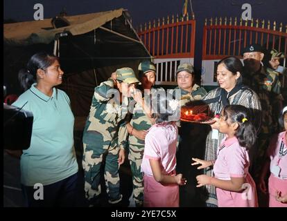 Siliguri, Westbengalen, Indien. 30. Oktober 2024. Schulkinder und ihre Lehrer der Bright Academy School halten Kerzen und Diyas, während sie das Personal der Border Security Force (BSF) in Fulbari bei Siliguri an der Grenze zu Indien Bangalesh anlässlich des Diwali Festivals begrüßen. (Kreditbild: © Diptendu Dutta/ZUMA Press Wire) NUR REDAKTIONELLE VERWENDUNG! Nicht für kommerzielle ZWECKE! Stockfoto