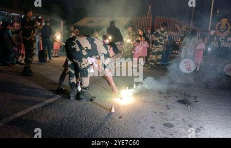 Siliguri, Westbengalen, Indien. 30. Oktober 2024. Schulkinder und ihre Lehrer der Bright Academy School halten Kerzen und Diyas, während sie mit dem Personal der Border Security Force (BSF) in Fulbari bei Siliguri an der Grenze zu Indien Bangalesh anlässlich des Diwali Festivals feiern. (Kreditbild: © Diptendu Dutta/ZUMA Press Wire) NUR REDAKTIONELLE VERWENDUNG! Nicht für kommerzielle ZWECKE! Stockfoto