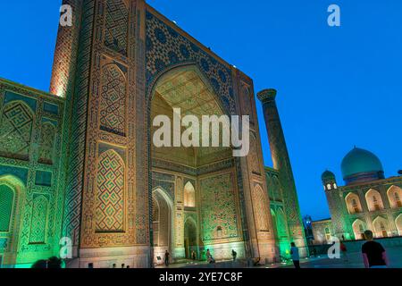 SAMARKAND, USBEKISTAN - 17. SEPTEMBER 2024: Der Registan-Platz in Samarkand, Usbekistan, beleuchtet unter dem Abendhimmel. Stockfoto