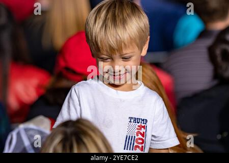 Ein junger Bewunderer Donald Trumps nimmt an der Kundgebung des ehemaligen Präsidenten und 2024 des republikanischen Präsidentschaftskandidaten im McCamish Pavilion auf dem Campus von GE Teil Stockfoto