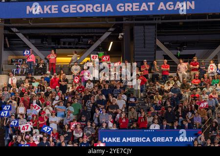 Die Teilnehmer hören, wie der ehemalige Präsident und der republikanische Präsidentschaftskandidat 2024 bei einer Kundgebung im McCamish Pavilion auf dem Campus der Georgia Tech sprechen. Stockfoto