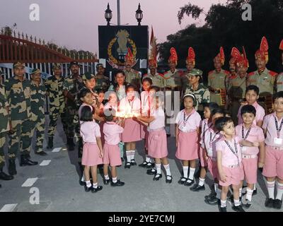 Siliguri, Westbengalen, Indien. 30. Oktober 2024. Die Schulkinder und ihre Lehrer der Bright Academy School halten zum Diwali Festival Kerzen und Diyas mit dem Personal der Border Security Force (BSF) in Fulbari nahe Siliguri an der Grenze zu Indien Bangalesh. (Kreditbild: © Diptendu Dutta/ZUMA Press Wire) NUR REDAKTIONELLE VERWENDUNG! Nicht für kommerzielle ZWECKE! Stockfoto