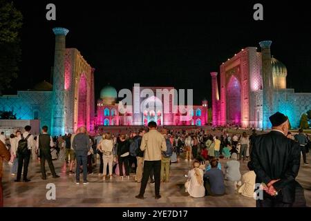 SAMARKAND, USBEKISTAN - 17. SEPTEMBER 2024: Der Registan-Platz in Samarkand, Usbekistan, beleuchtet unter dem Abendhimmel. Stockfoto