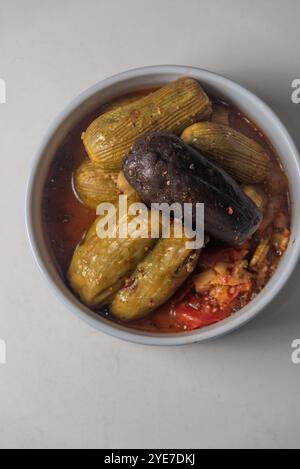 Gefüllte Zucchini im Stil des Nahen Ostens. Kousa Mahshi Libanesische Gefüllte Zucchini Stockfoto