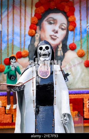 Ciudad de Mexico, Mexiko - 28. Oktober. 2024: Dekorierter Schädel in traditioneller Opfergabe des Todestages auf dem Coyoacan-Platz Stockfoto