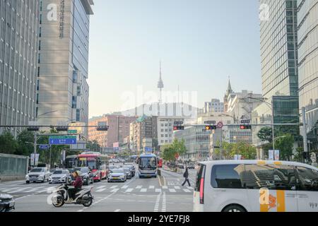 Oktober 2024. Jongno District, Seoul, Morgenstraße zu Fuß von Südkorea in die Innenstadt von ​​Myeong-dong. Stockfoto
