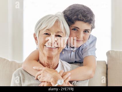 Umarmung, Großmutter und Kind im Porträt, alte Frau und Junge zum Binden auf der Couch. Zusammen, Unterstützung und Großmutter mit Sohn in Umarmung für Liebe Stockfoto