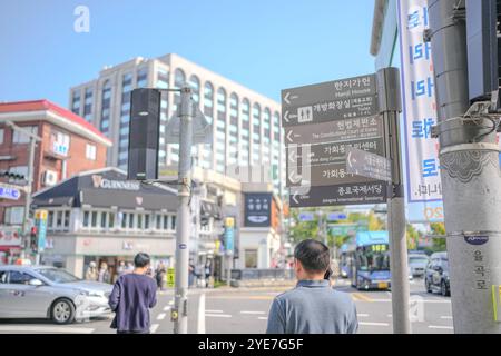 Oktober 2024. Öffentliche Straßen rund um Gyedong-gil, Jongno District, Seoul, Südkorea. Stockfoto
