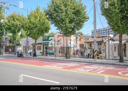 Oktober 2024. Öffentliche Straßen rund um Gyedong-gil, Jongno District, Seoul, Südkorea. Stockfoto