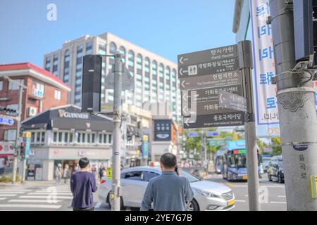 Oktober 2024. Öffentliche Straßen rund um Gyedong-gil, Jongno District, Seoul, Südkorea. Stockfoto