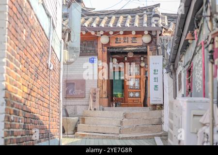 Oktober 2024. Öffentliche Straßen rund um Gyedong-gil, Jongno District, Seoul, Südkorea. Stockfoto