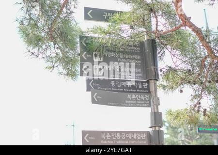 Oktober 2024. Öffentliche Straßen rund um Gyedong-gil, Jongno District, Seoul, Südkorea. Stockfoto